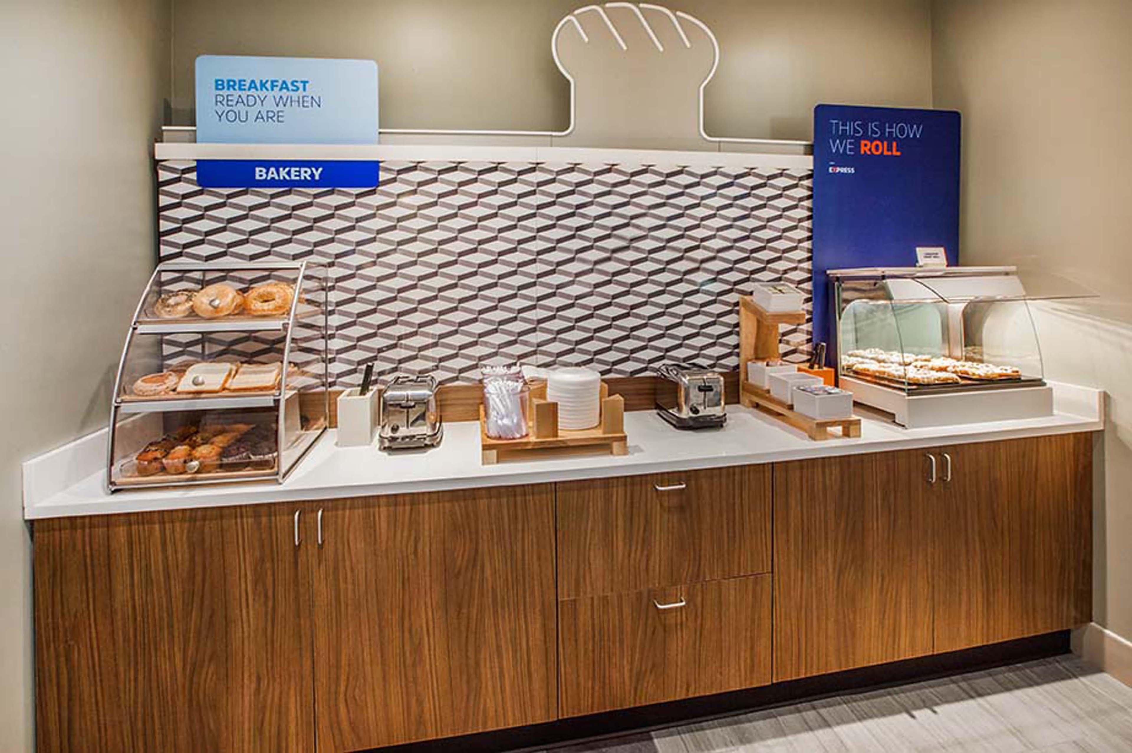 Holiday Inn Express Hotel & Suites Sanford By Ihg Екстериор снимка