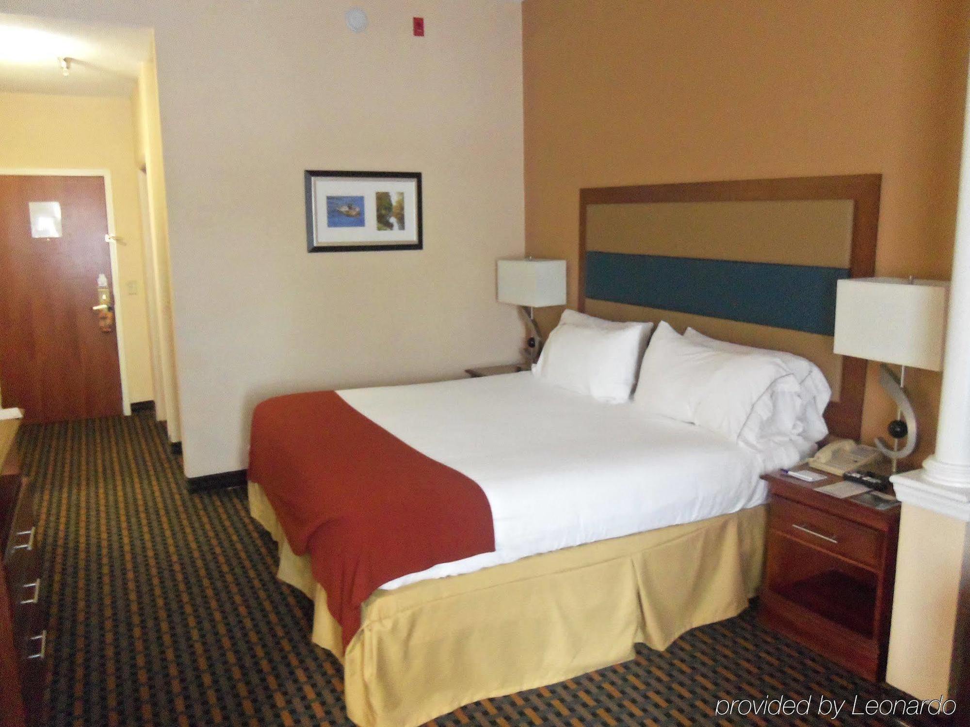 Holiday Inn Express Hotel & Suites Sanford By Ihg Екстериор снимка