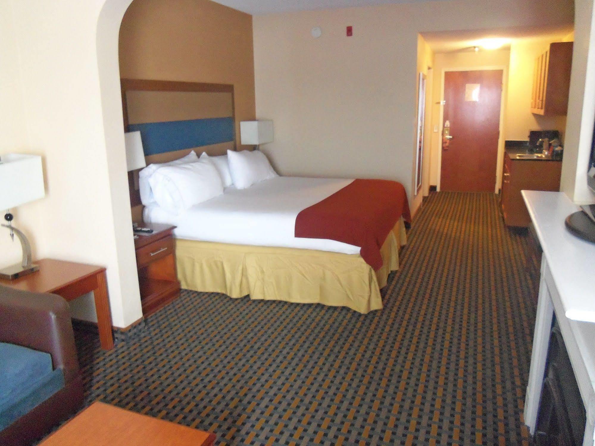 Holiday Inn Express Hotel & Suites Sanford By Ihg Екстериор снимка