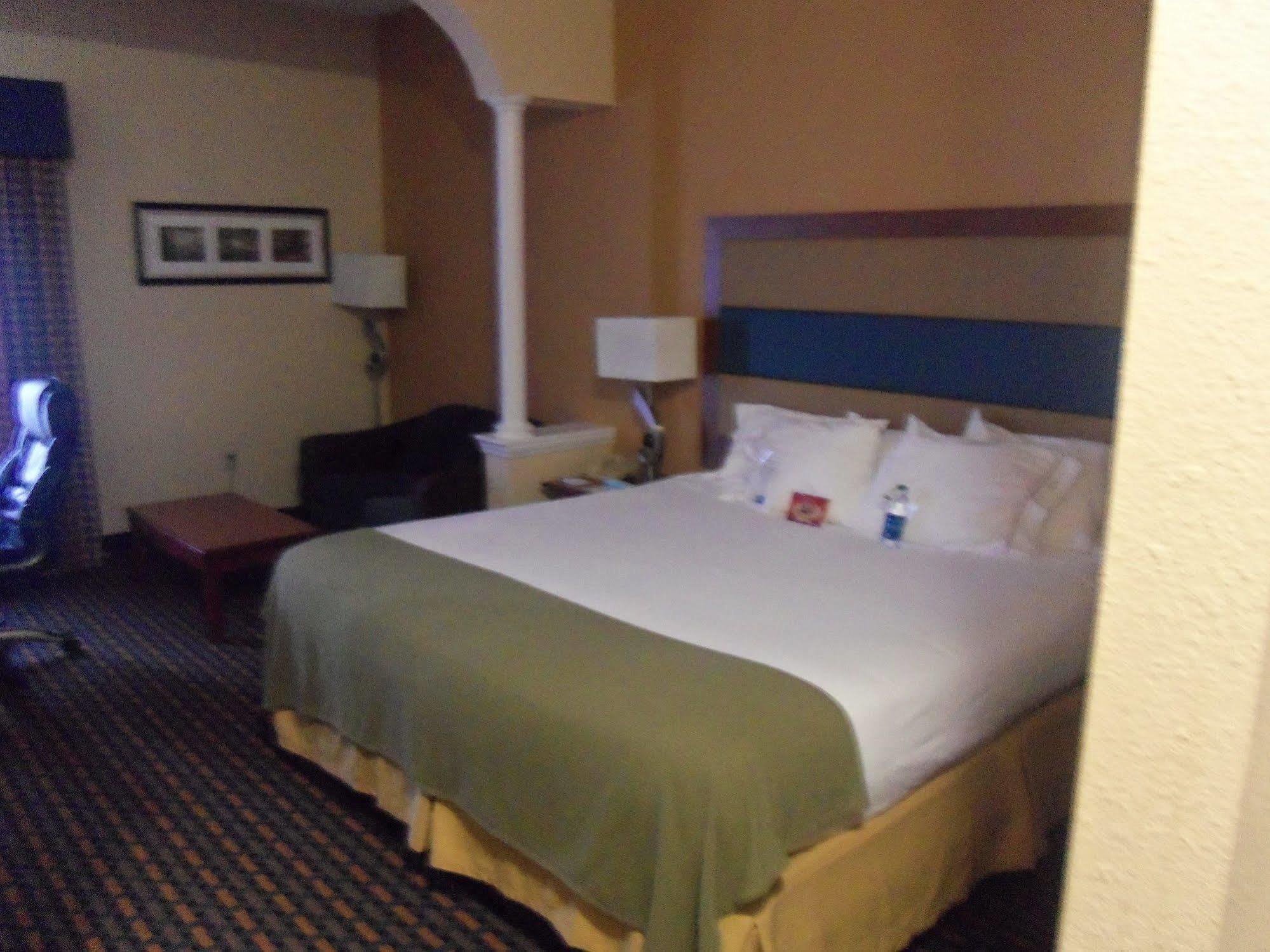 Holiday Inn Express Hotel & Suites Sanford By Ihg Екстериор снимка